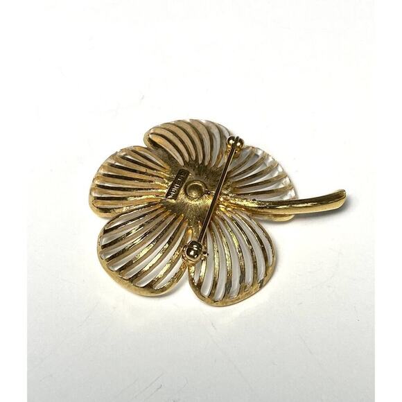 MONET Brooch Pin Dogwood Flower Gold Tone Vintage Modernist - Picture 4 of 4
